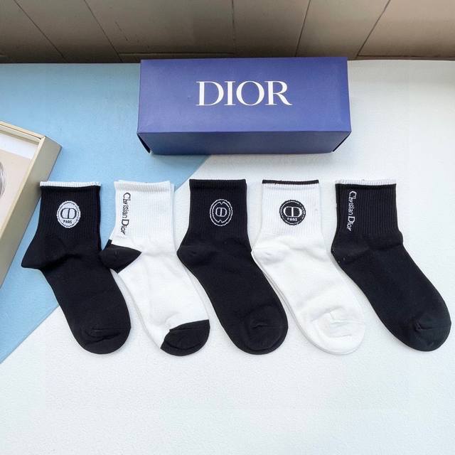 配包装 一盒五双 欧美大牌 Dior迪奥 好看到爆炸欧美大牌中筒袜男女款潮人必不能少的专柜代购品质高筒袜子 搭配起来超高逼格 时髦度爆表啊啊啊啊 推荐推荐推荐